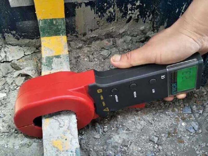 How to measure single-point grounding resistance with a clamp-on ground resistance meter in an environment without soil.