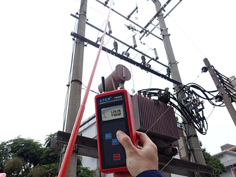 Field Application of ETCR1800A Wireless High Voltage Detector
